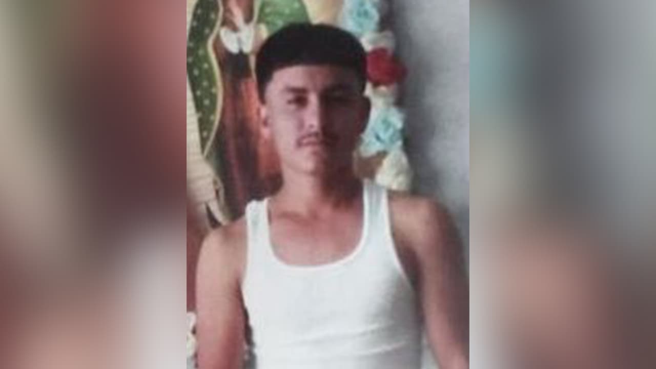 Espinoza Villanueva fue visto por última vez saliendo de una residencia ubicada en la cuadra 8000 de Grow Lane y ha sido descrito como hispano, de 18 años, de 5 pies 06 pulgadas de altura, peso aproximado de 160 libras, ojos cafés y cabello negro.