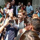 Julián Gil atendió a cada persona que se le acercó, a la entrada y la salida de los juzgados.