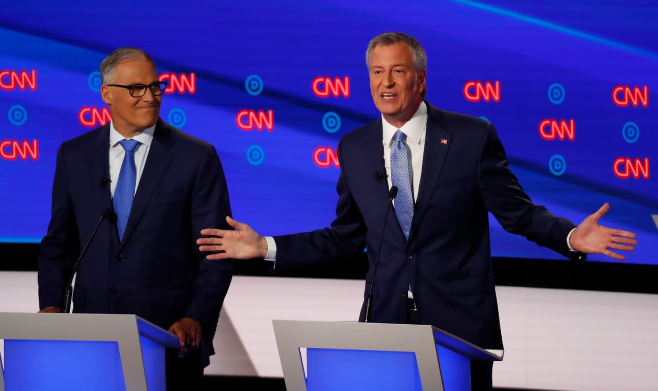 El alcalde de Nueva York, 
<a href="https://www.univision.com/temas/bill-de-blasio">Bill de Blasio</a> trató de elevar su perfil dentro del programa arremetiendo contra Biden, haciéndole preguntas directamente, usurpando el trabajo de los moderadores.