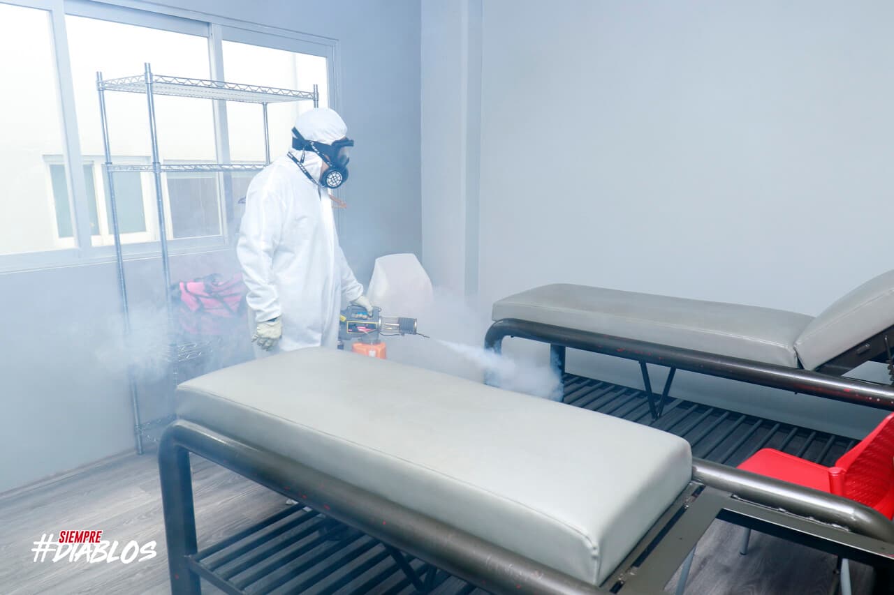 Así se llevan a cabo los protocolos de sanitización en el Estadio Nemesio Diez preparando el regreso del futbol mexicano.