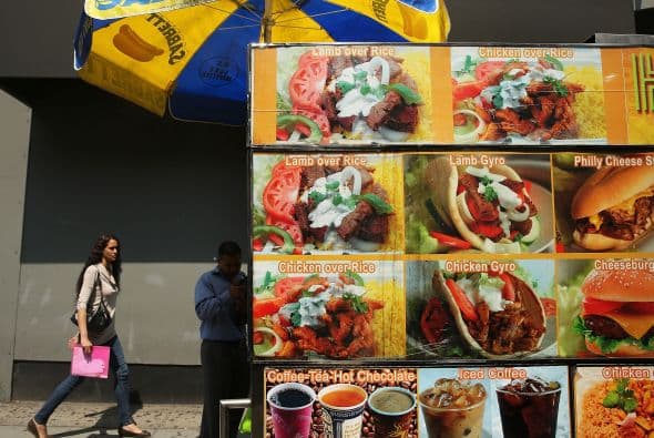 Evitar las porciones más grandes es otra recomendación fundamental. Nada de jumbo, giant, deluxe o super-sized, porque poseen más calorías. También tienen más grasa saturada, colesterol y sal.