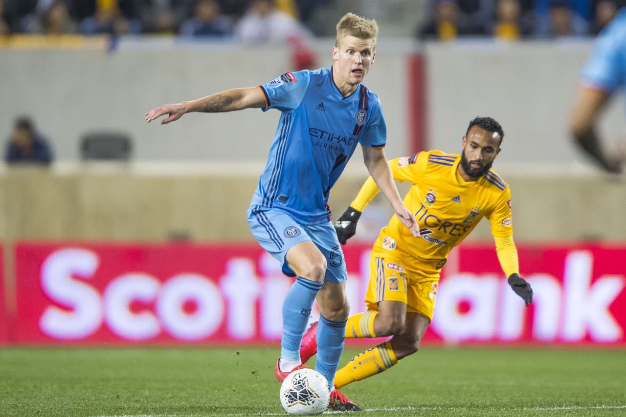 Alexander Callens se anticipa a la jugada y roba el balón que iba hacia el delantero Jordan Sierra.