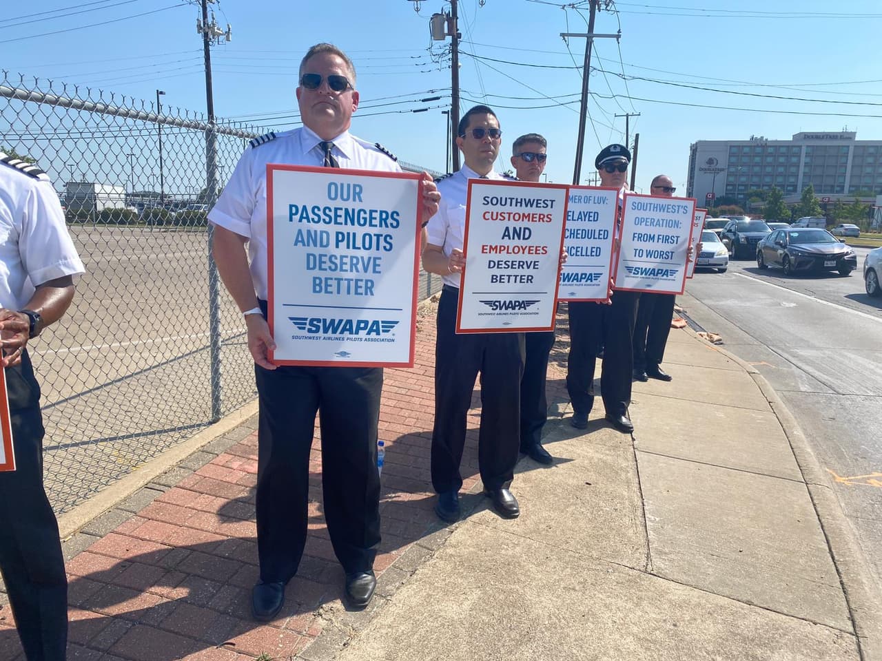 Los 
<b>pilotos de la aerolínea Southwest</b> también protestan para pedir mejores términos en sus contratos. Ellos pertenecen a la Southwest Airlines Pilots Association la cual 
<b>suma más de 9,500 empleados</b> en Estados Unidos.