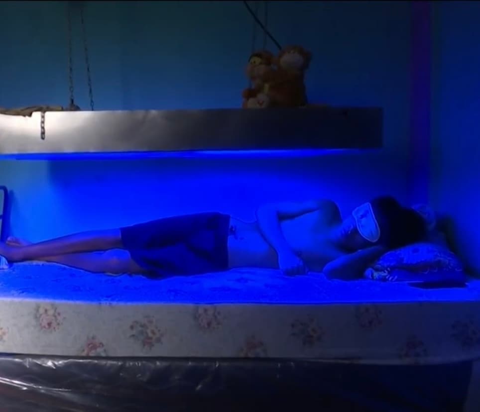 Sin embargo, el propio joven se siente frustrado de que todo el esfuerzo que ha hecho no haya valido la pena al saber que 
<b>ya no podrá contar con las luces ultravioletas </b>y que no cuenta con el dinero para pagar la operación. 
<br>