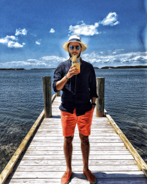 Para un día de playa el sombrerito no puede faltar y Rodolfo se atreve siempre a incorporar el color, en este caso con el naranja.