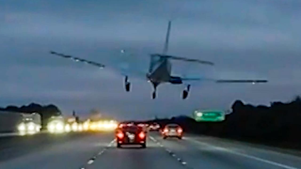 Avioneta aterriza de emergencia en una autopista de Florida y cae sobre una conductora de 57 años