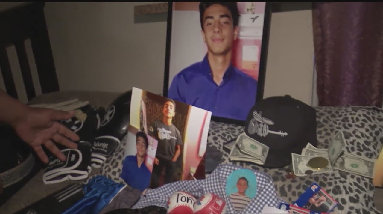 Un pequeño altar en honor a Luis Torres, un joven de 15 años que murió este fin de semana en un accidente presuntamente provocado por una conductora ebria.
