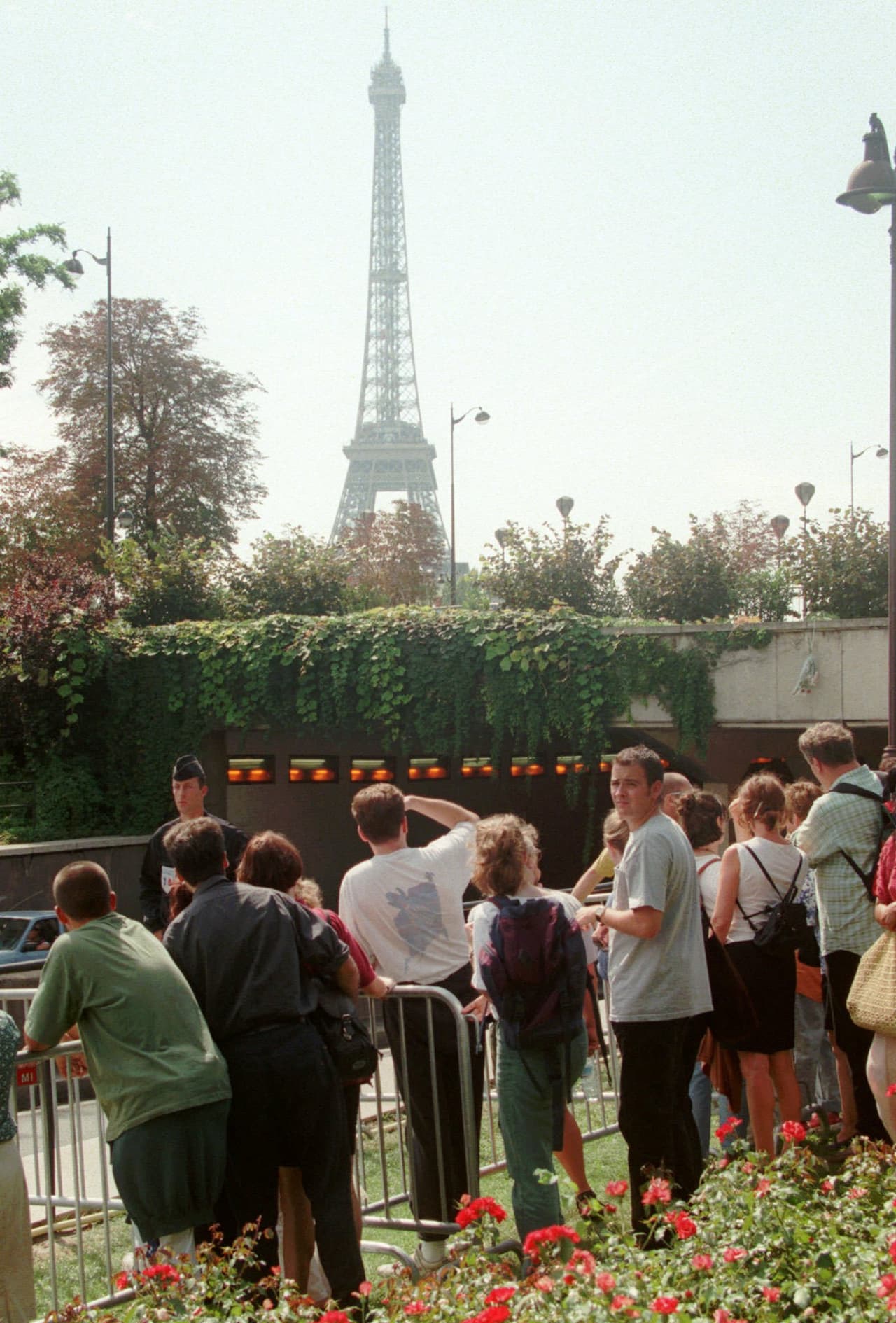 El Puente de las Almas se encuentra en el centro de la capital francesa, cerca de la Torre Eiffel. Tras la muerte de Lady Diana, la policía acordonó la zona.