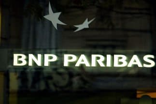 Sentencia millonaria contra banco francés por violar sanciones de EEUU