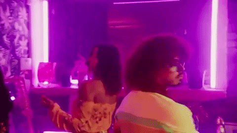 En las fotos que subieron ambos artistas a sus redes sociales se llenaron de inmediato de comentarios. J Balvin fue comparado con el español David Bisbal por su peluca rizada.