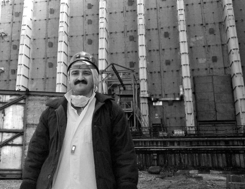 El fotógrafo Efrem Lukatsky, vistiendo las ropas para protegerse de la radiación en 1996