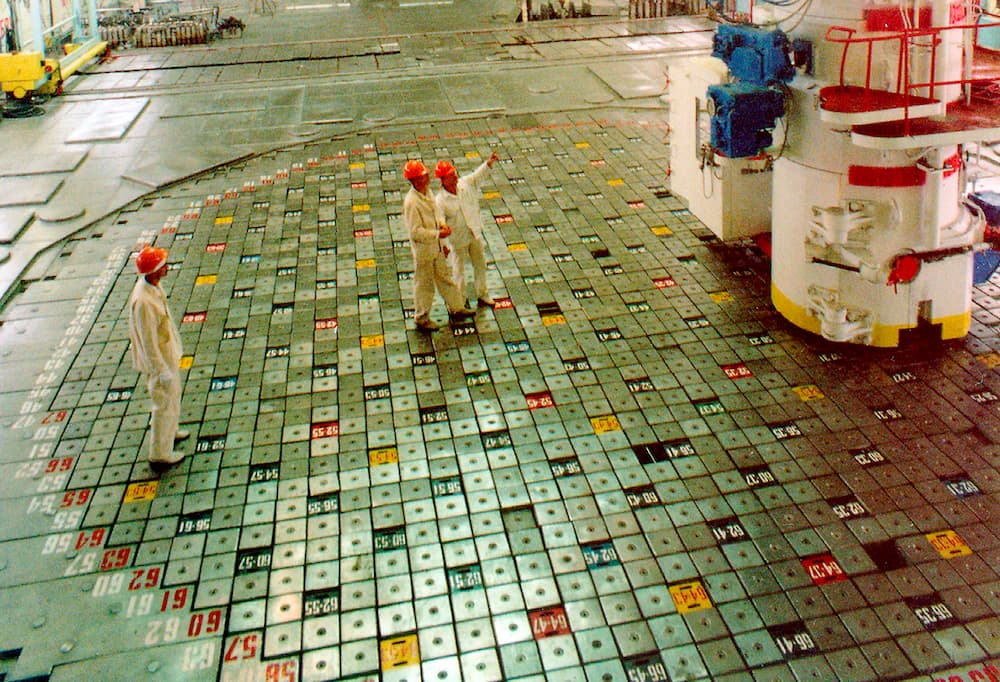 Ingenieros en la central de Chernobyl, en una gráfica de 1999