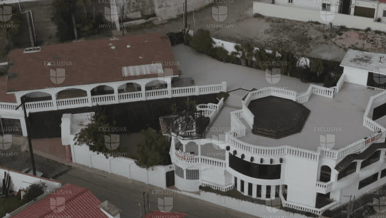 El complejo tiene seis recámaras, seis baños y tres terrazas. Solo residentes y sus invitados pueden entrar a la colonia. En abril de 2022 estas propiedades se vendían por 850,000 dólares, pero unas semanas atrás se ofrecían a 900,000 dólares, según una agencia de bienes raíces.