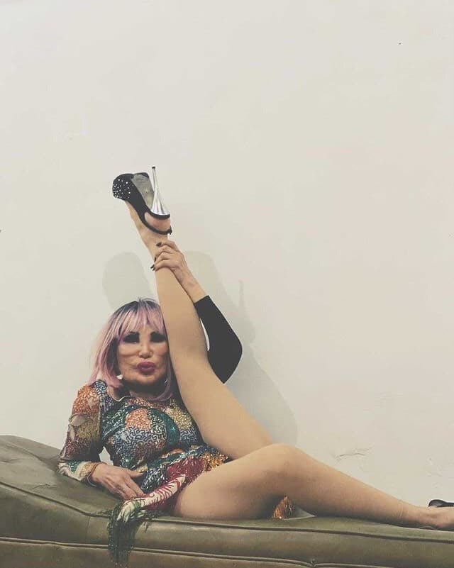 Lyn May suele aparecer en redes con cambios radicales de look Y destaca por utilizar pelucas, así que hay ocasiones en las que se desconoce su tono real de cabello. Desde junio de 2021, la actriz ha tenido apariciones públicas con cabello rosa.