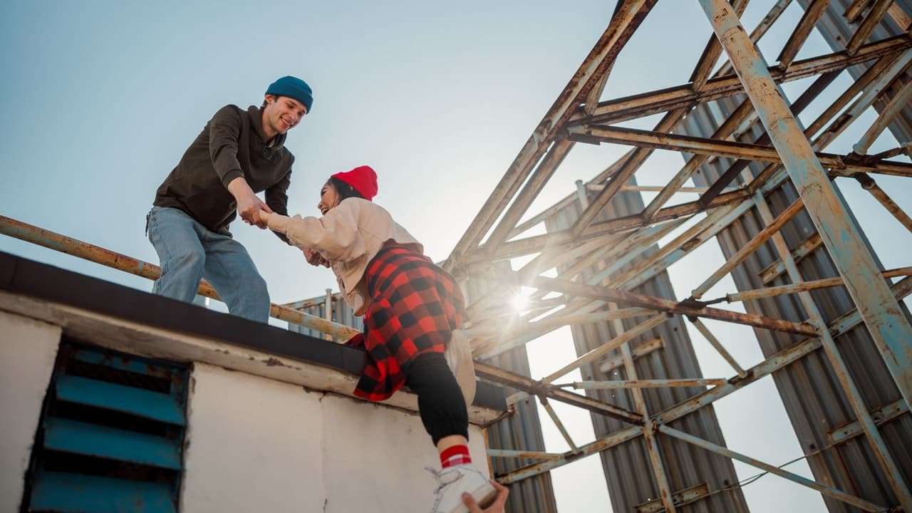 Llega al nivel más alto si estás atrapado en un edificio. Solo sube al techo si es necesario y una vez allí pida ayuda. No te subas a un ático cerrado para evitar quedar atrapado por el aumento del agua de la inundación.