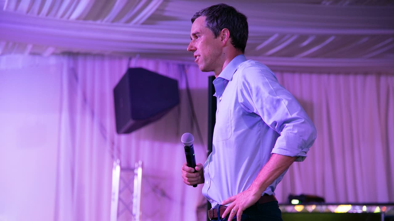 O'Rourke escucha con atención la pregunta de un hombre mayor que le pregunta sobre energía alternativas.