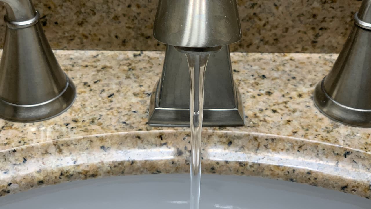 Si las tuberías de la cocina o el baño están cerca de paredes exteriores, deja las puertas del gabinete abiertas y usa un ventilador para circular el aire caliente alrededor de las tuberías.