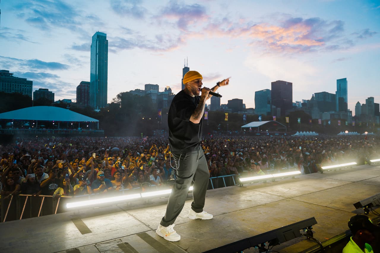 Con todo y cambio de ropa, el intérprete de X preparaba el terreno para la llegada de las bandas mexicanas.