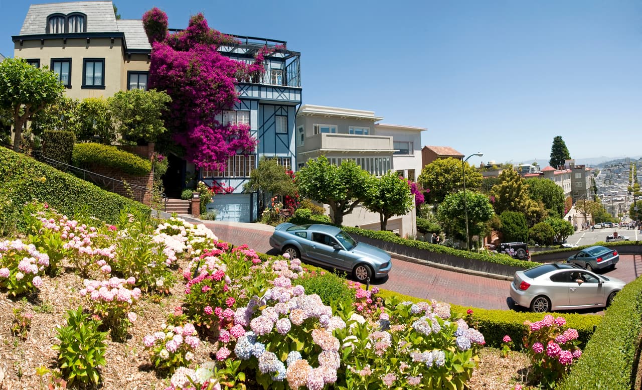 La calle Lombard no solo es una de las más icónicas de la ciudad de San Francisco, sino una de las empinadas y curvas en los Estados Unidos. Pero para las pocas familias acaudaladas que viven sobre el tramo de este vía en forma de zig zag, su popularidad también ha acarreado problemas que van desde caos vial y basura en las calles hasta un aumento en la inseguridad.