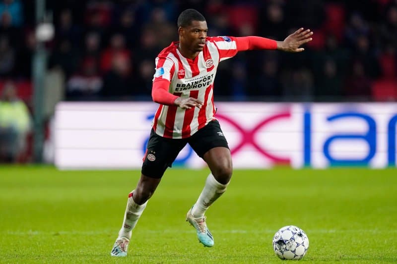 El AZ Alkmaar golea al PSV de Erick Gutierrez 4-0 en casa.