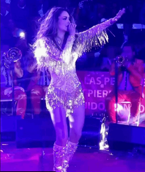 Este tipo de looks le permite mostrar sus torneadas y trabajadas piernas.