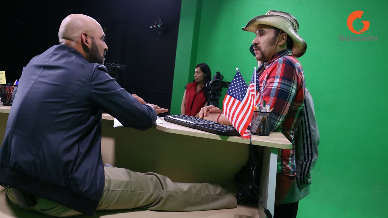 Al parecer era más cómodo estar sentado en el mismo escritorio que parado durante las grabaciones.