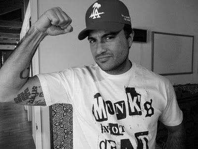 “Tengo un nudo místico, tengo el nombre de Epicuro, que es el nombre de un filósofo griego, tengo la frase de Nietzsche, que dice: ‘lo que no mata fortalece’, ese también lo aplico para los comentarios que no nos gustan ni escuchar ni leer; tengo una cruz, tengo una frase en sanscrito. Tengo un círculo en mi antebrazo”, comentó
<b><a href="http://www.univision.com/temas/jaime-camil">Jaime Camil</a></b> en un video que compartió en Youtube.