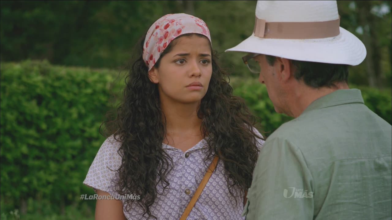 Don Luis evita que su trabajadora se vaya de la hacienda.