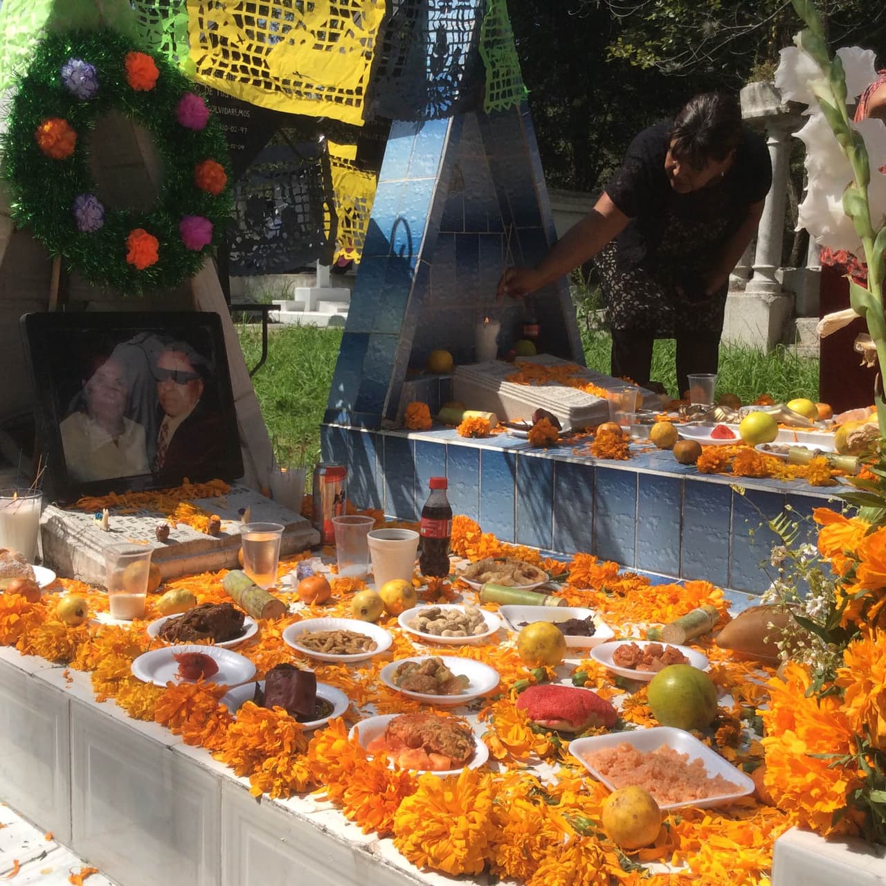 Muchas familias, como la de Maria, creen que los difuntos regresan brevemente el 2 de noviembre al mundo de los vivos