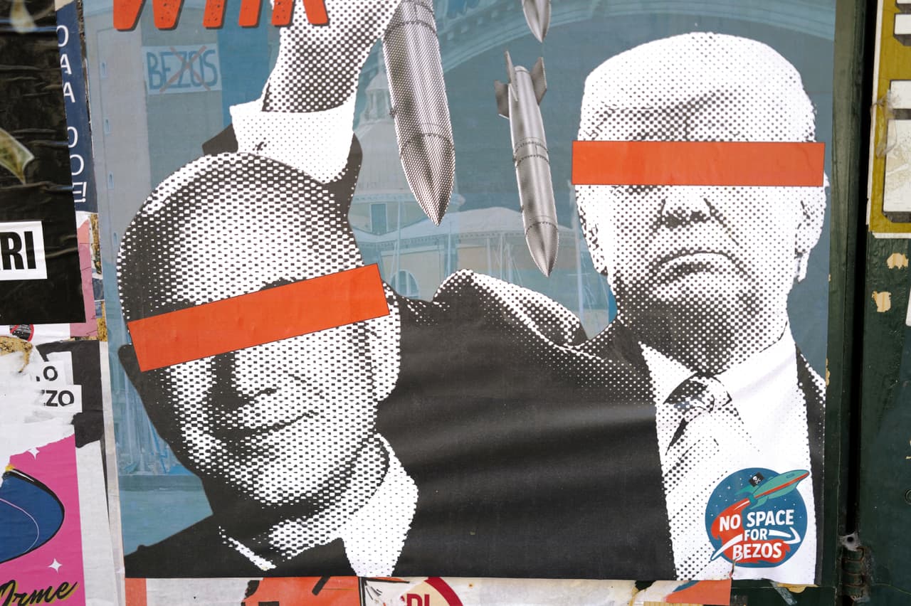 Un cartel con la frase “No hay espacio para Bezos” cerca del lugar donde se celebró la fiesta.
<br>
<br>Unos 100,000 turistas duermen en la ciudad en temporada alta, pero también hay decenas de miles que solo pasan el día en la ciudad.
<b>Al mismo tiempo, la población local se reduce.</b>