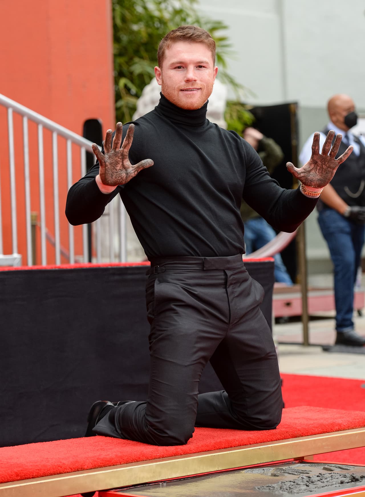 Robert De Niro, Kirk Douglas y Al Pacino son algunos de los nombres que ahora están cerca de las manos del boxeador en un lugar que es considerado desde hace décadas como uno de los máximos atractivos turísticos en Hollywood. 
<br>