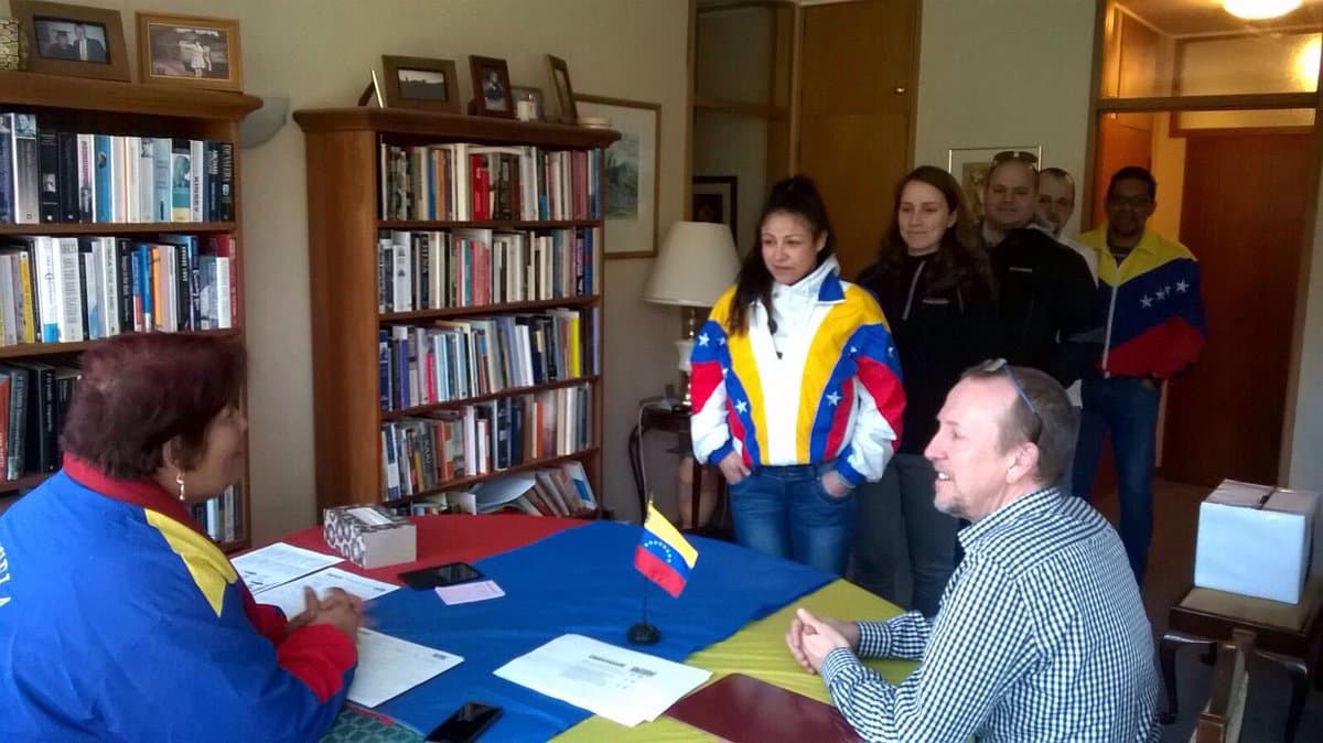 Los opositores confían en que la consulta, que no es legalmente vinculante, "mostrará al mundo" que la mayoría se opone a la iniciativa de Maduro para reformar la Constitución, según declaraciones del opositor Henrique Capriles recogidas por AFP. A su juicio, es un "fraude" para amarrarlo al poder.