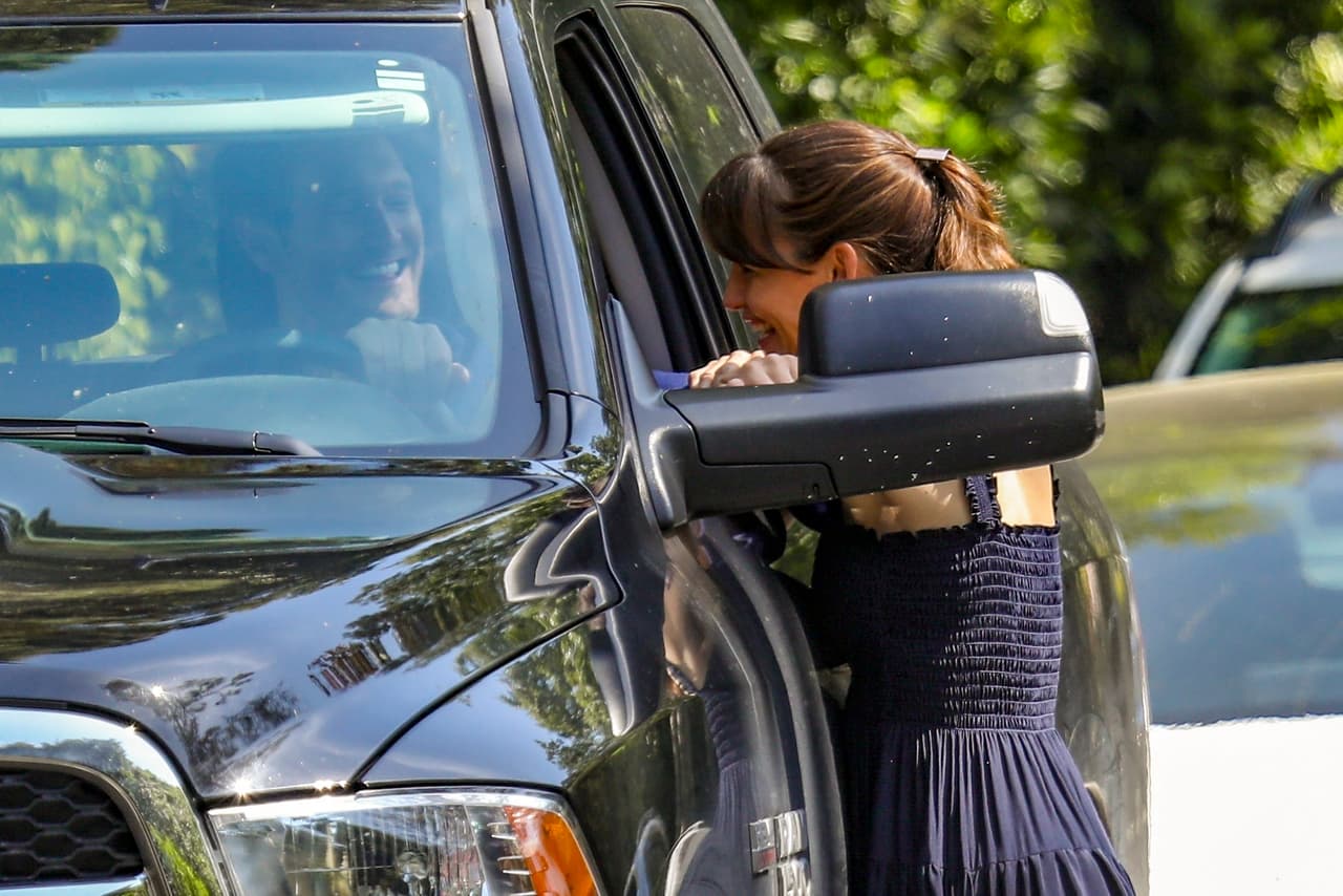 Incluso, el actor de 
<a href="https://www.vix.com/es-es/detail/video-4197210?utm_medium=internal_referral&utm_source=univision&utm_campaign=breaking_news&utm_content=ed_entertainment&utm_term=slideshow" target="_blank">‘Going all the way’, película que puedes ver gratis aquí en ViX</a>, presuntamente le ha demostrado su apoyo a Jennifer en la relación que sostiene con Miller.