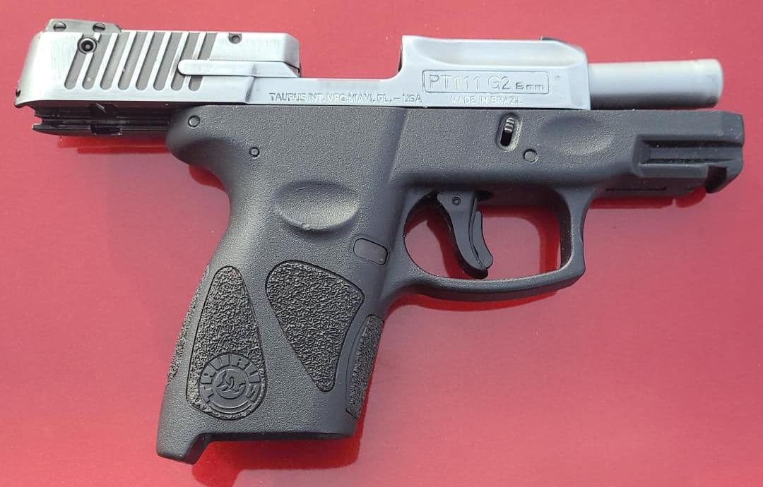 Cerca de Benson un agente de la estación de Willcox detuvo un vehículo en la I-10. El conductor, un ciudadano estadounidense, fue arrestado por contrabando de migrantes y se descubrió un arma de fuego. El caso fue entregado al Departamento de Seguridad Pública (DPS).