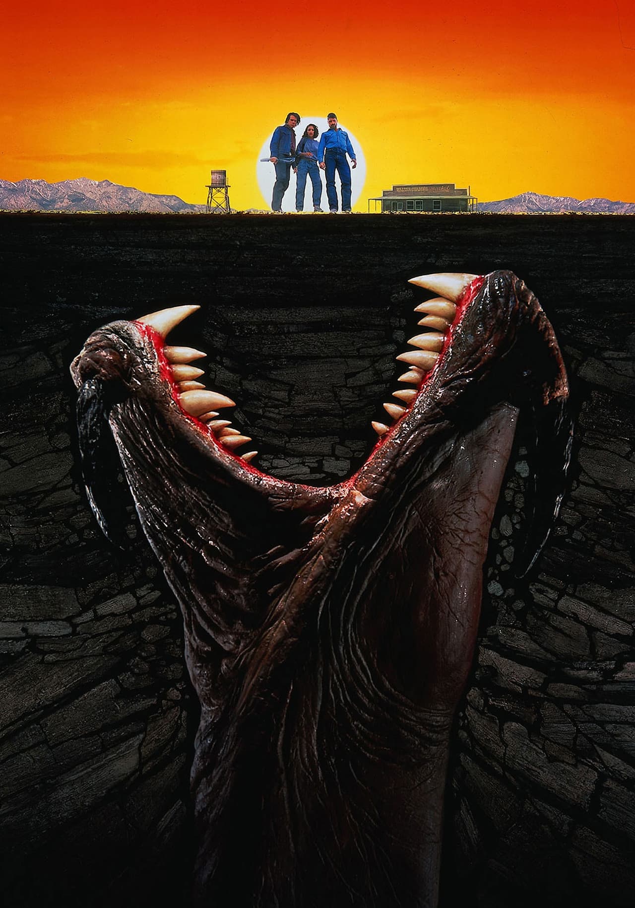 Respecto a ‘Terror bajo la tierra’, la trama gira en torno a la aparición de extraños monstruos subterráneos que se mueven bajo tierra atraídos por las ondas sonoras (para devorar cualquier cosa, especialmente humanos).