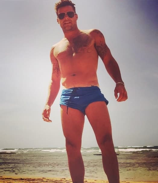 Un madurito que sigue conquistando al mundo con sus músculos es Ricky Martin, que posa muy sexy cada que puede.