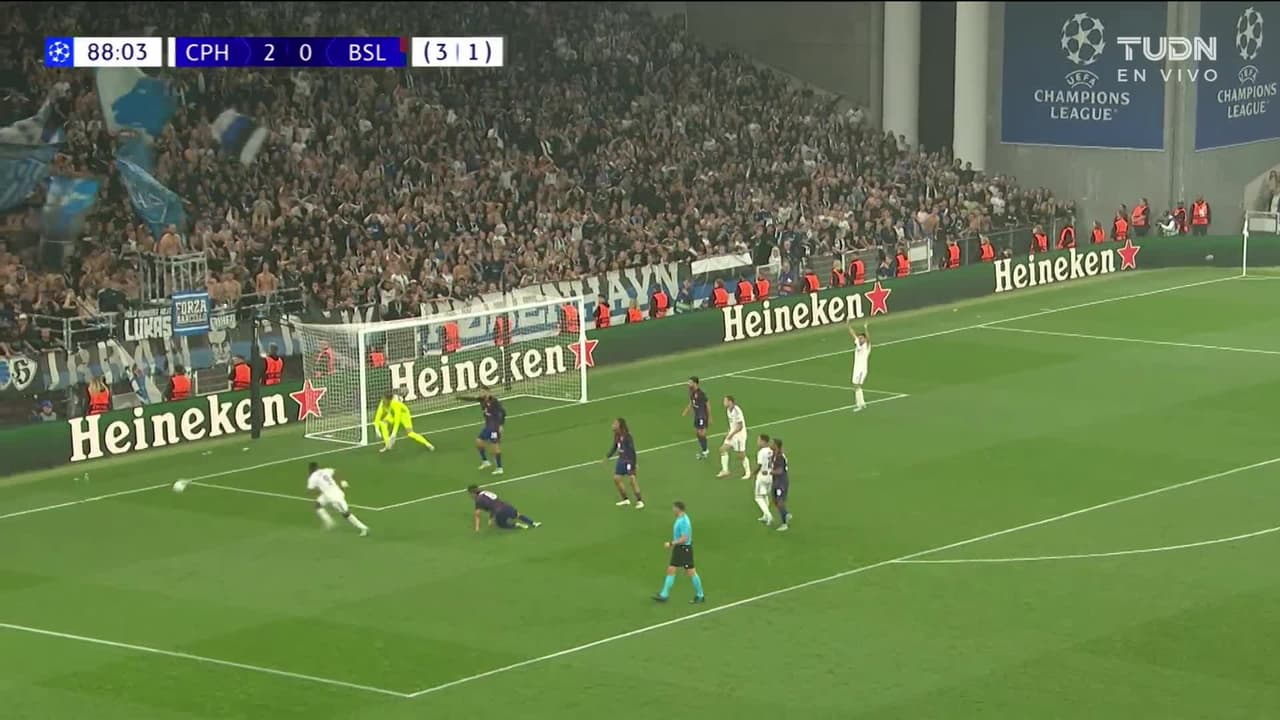 ¡TIRO ATAJADO! disparo por Youssoufa Moukoko.