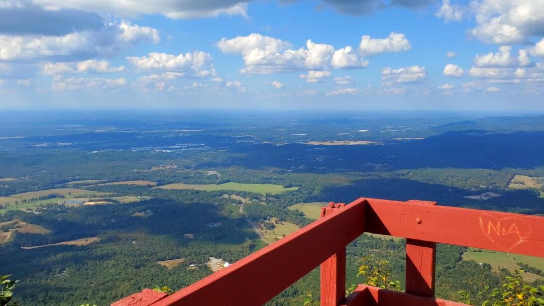 Camina por el sendero Gahuti Trail, recorre senderos para bicicletas de montaña, toma el sol junto al lago o monta a caballo por paisajes impresionantes. Incluso puedes viajar a una misteriosa pared de roca y buscar la romántica "piedra del corazón" en una torre de bomberos. Aquí podrás alquilar cabañas o sitios de camping para una escapada llena de diversión.