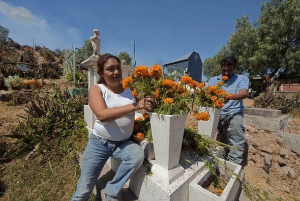 Además de las flores, algunas familias llevan a las tumbas objetos que eran del gusto del difunto, para que lo disfrute desde el más allá.