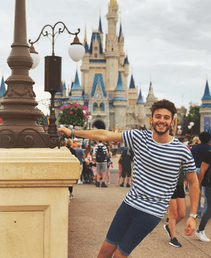 Es fan de Leonardo DiCaprio y Michael Jackson.