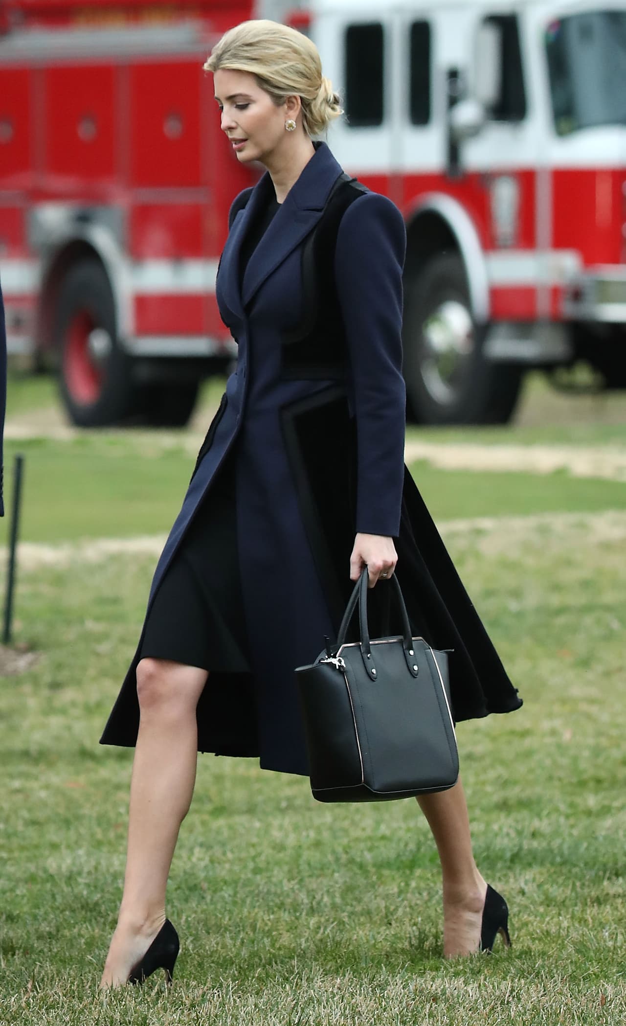 Su ropa es muy diferente desde que entró a caminar en el poder. A pesar de que no tiene ningún cargo oficial, Ivanka Trump es fiel compañera de su padre en diligencias de estado y reuniones y su estilo formal, estructurado, conservador no es más que el eco de la relevancia que ha cobrado al interior de la Casa Blanca. Con este abrigo de lana y estructura de terciopelo negro en la espalda la vimos caminar con paso altivo al lado de su padre el 2 de febrero para rendirle homenaje al primer militar caído en combate durante su mandato.