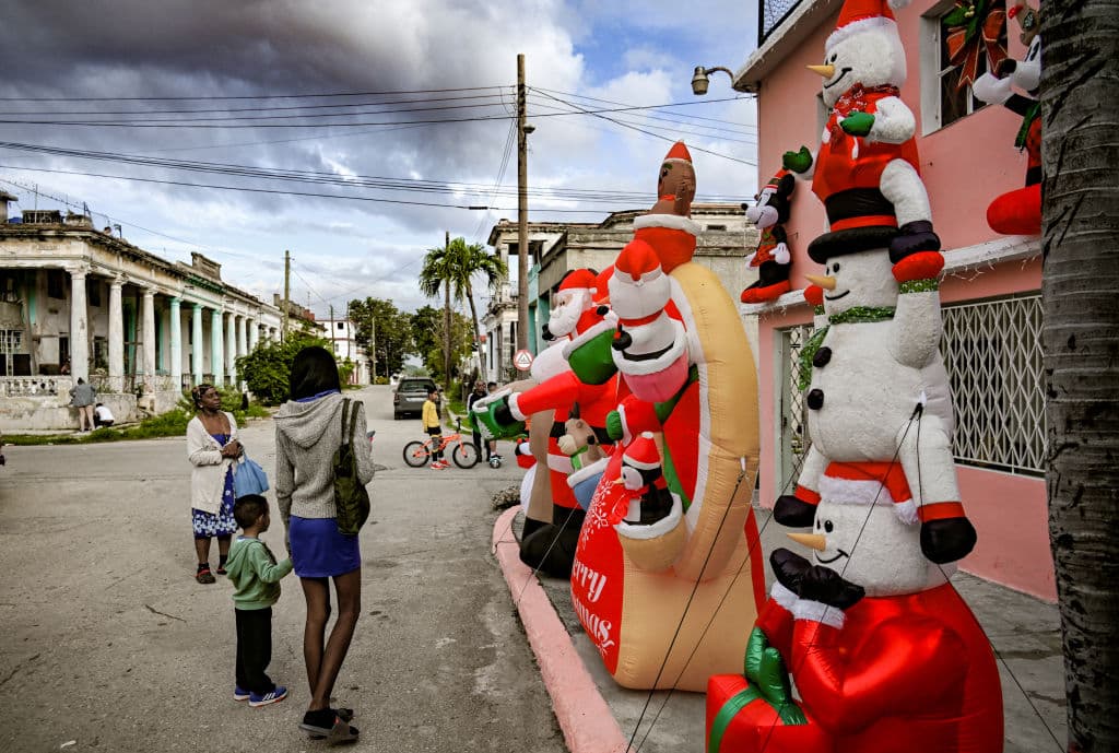 Sin importar el desafío, hasta el 6 de enero, los cubanos pueden pasar por el municipio
<b> Diez de Octubre,</b> en La Habana, donde los dueños de una propiedad presumen enormes inflables con personajes navideños como Santa Claus y el Grinch, además de 
<b>muñecos de nieve, venados</b> y una versión especial de Hello Kitty.