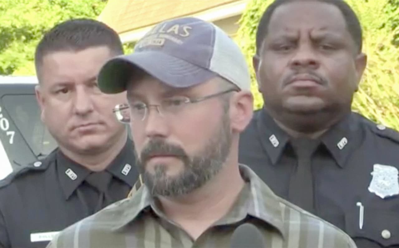 <a href="https://www.univision.com/noticias/edicion-digital/dos-samaritanos-rescatan-a-una-nina-que-habia-sido-arrebatada-de-los-brazos-de-su-madre-video" target="_blank">Jeff King, pastor de una iglesia, fue quien reportó a las autoridades el lugar donde fue hallado el auto del sospechoso</a>.