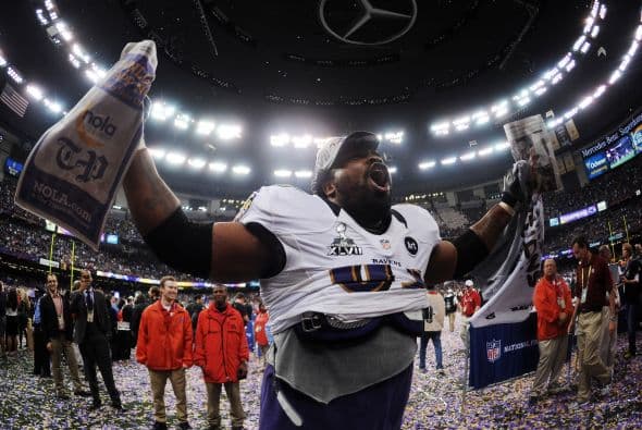 La gran fiesta deportiva del año en Estados Unidos, el Super Bowl de la Liga Nacional de Fútbol Americano (NFL), en su cuadragésima séptima edición, ya forma parte de la historia con los Ravens de Baltimore como nuevos campeones al vencer por 34-31 a los 49ers de San Francisco. Los pronósticos se cumplieron, los Ravens llegaron al Mercedes-Benz Super Dome de Nueva Orleans con el mejor mariscal de campo del momento, Joe Flacco, y la mejor defensa de la NFL, ambos factores se hicieron presentes en los momentos decisivos que hicieron posible el triunfo y el conseguir el segundo trofeo Vince Lombardi en la historia de la franquicia de Baltimore. Flacco, de 28 años, fue el líder perfecto en la primera parte al conseguir tres pases de anotación, que lo dejaron como el sexto mariscal que lo consigue en la historia del Super Bowl y una ventaja parcial de 21-6 al descanso que sería decisiva. El safety Ed Reed, nativo de New Orleans, empataría la mejor marca de la fase final de la NFL con nueve robos aéreos, mientras que Kaepernick quedaría con la mancha de la interceptación que sufrió. Antes que se diese el ya histórico apagón, el primero en un Super Bowl, el receptor abierto Jacoby Jones también quiso entrar en los libros de las marcas al conseguir nada más comenzar el tercer periodo al regresar 108 yardas de "touchdown" una devolución de balón, la mejor de todos los tiempos. Kaepernick y los 49ers vivieron los momentos estelares del partido al conseguir 23 puntos en menos de 13 minutos, 17 fueron consecutivos. Lewis, no brilló como en el primer Super Bowl del 2001 cuando ganó el premio de Jugador Más Valioso (MVP), que esta vez le fue con todos los honores a Flacco, al completar 22 de 33 pases para 287 yardas, sin interceptaciones, pero hizo seis derribos y cuatro fueron "placajes" solitarios. Suficientes para que los Ravens lograsen el segundo trofeo Vince Lombardi en su historia y Lewis pudiese cerrar con broche de oro su legado de 17 temporadas brillantes dentro de la competición de la NFL. Mientras que la revelación de la temporada Kaepernick confirmó que es un mariscal muy especial, lleno de energía, que corre como nadie, que tiene un dinamismo único, pero que todavía no pudo emular a los legendarios Montana y Young, que lo precedieron al frente de los 49ers en los cinco Super Bowls que disputaron y que consiguieron ganar. Los jugadores de los 49er, encabezados por el corredor Frank Gore insistieron que su equipo fue mejor como conjunto que los Ravens se aprovecharon de acciones aisladas. Pero el marcador final estableció que los ganadores fueron los Ravens, por eso dos hermanos, John y Jim Harbaugh, los primeros en la historia de la NFL que dirigieron a los equipos que disputaron un título de Super Bowl, al concluir el partido fueron al encuentro y se dieron un gran abrazo.