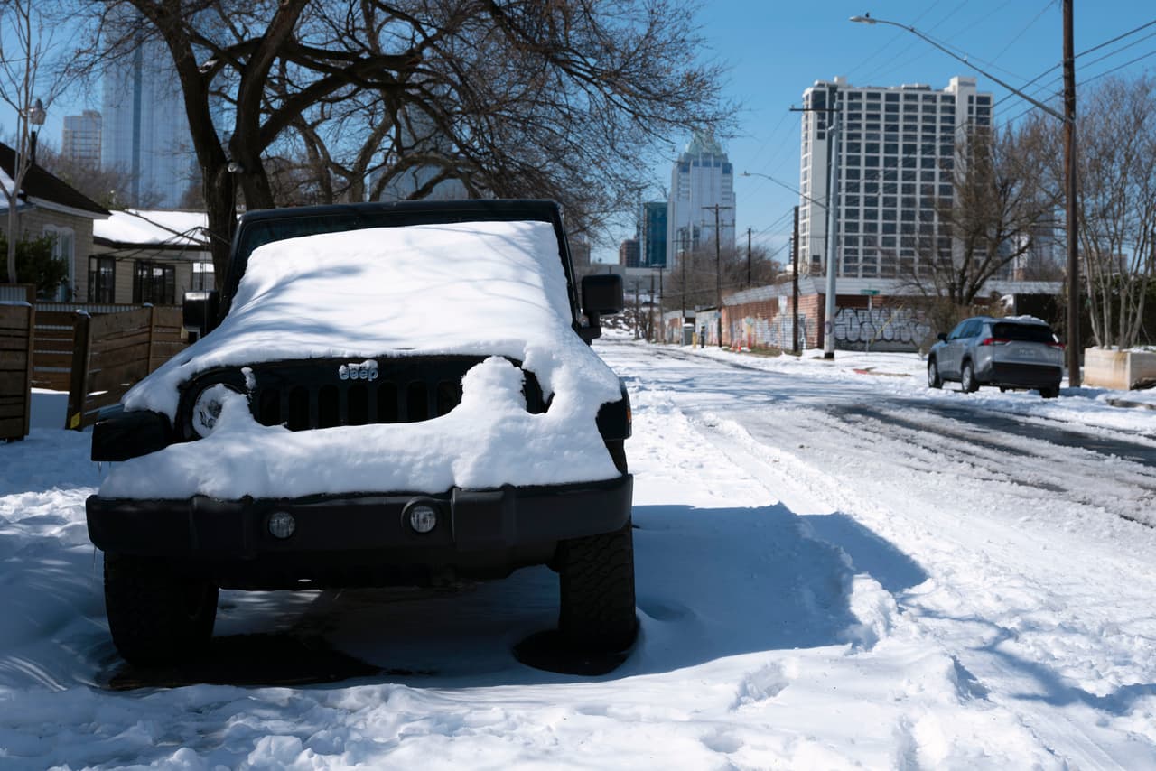Un Jeep aparcado está cubierto de nieve el martes 16 de febrero de 2021, en Austin, Texas.