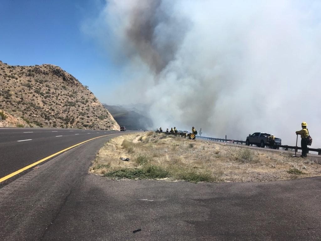 “Se espera que las condiciones cálidas, secas y racheadas de viento se mantengan durante la próxima semana a semana y media y contribuyan a prolongar los períodos de quemaduras, la actividad continua del fuego durante la noche”, indican los funcionarios del Bosque Nacional Tonto. 
<br>