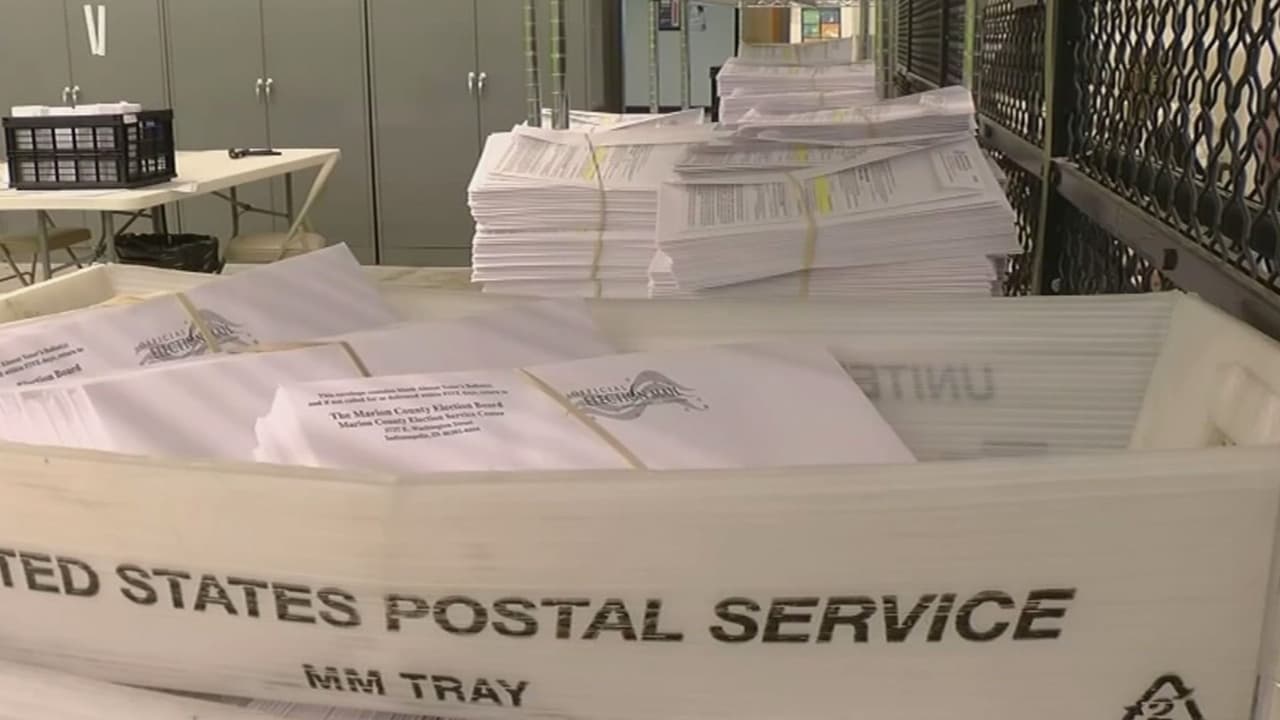 Batalla electoral a contrarreloj: Disputa por el voto por correo sigue a meses de elecciones y con boletas en marcha