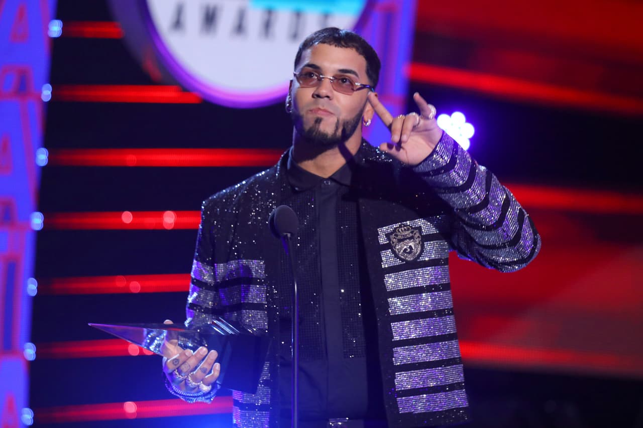 "La gente sabe, en varias entrevistas he dicho que 
<b><a href="https://www.univision.com/famosos/el-break-de-las-7/una-colaboracion-con-anuel-aa-natanael-cano-responde-a-la-peticion-de-los-fans-en-el-break-de-las-7-video">Anuel es mi número uno</a></b>", dijo en el show digital.
<br>
