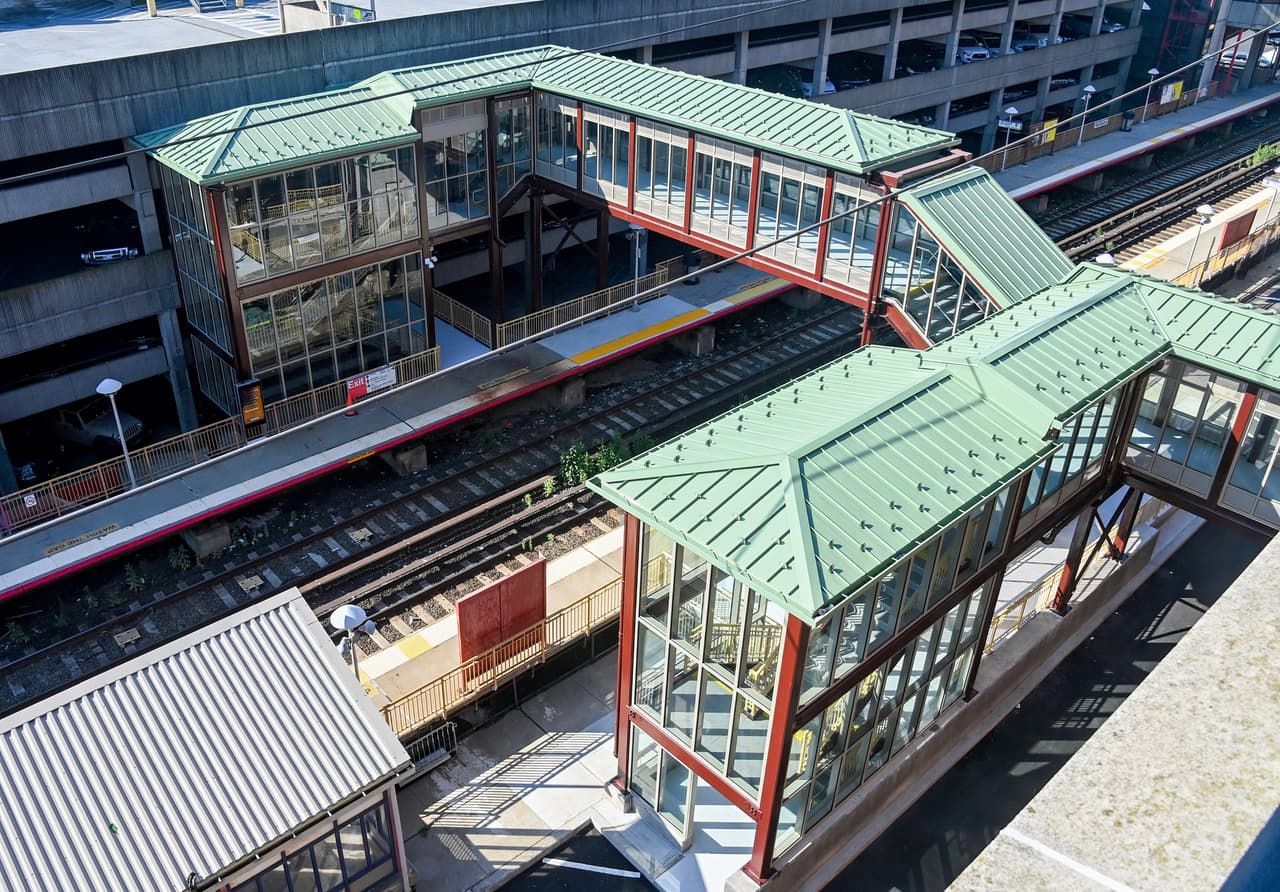 La estación de Huntington, es parte de la sucursal de Port Jefferson del LIRR y sirve como un punto de transferencia clave para muchos clientes que viajan al este de Huntington.