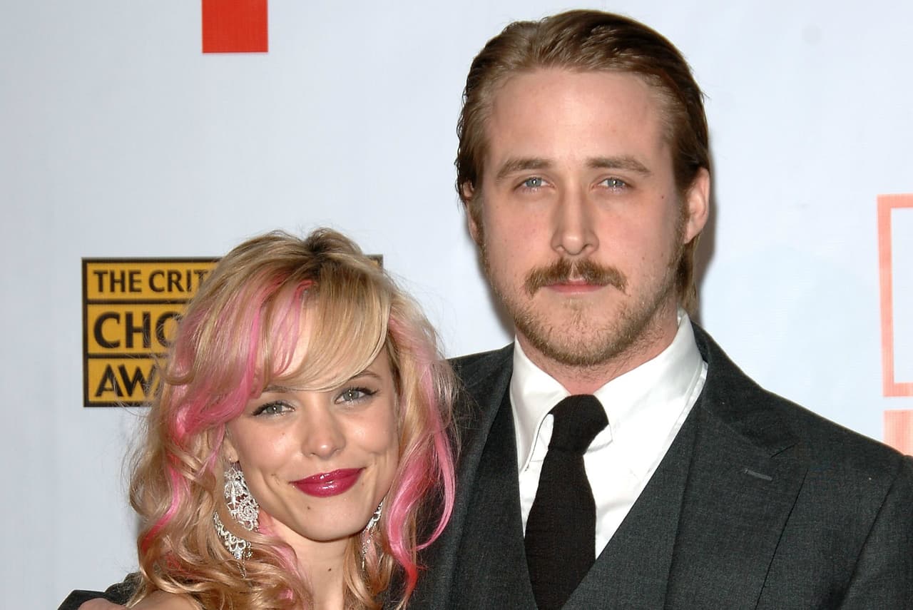 En
<b>'The Notebook'</b> (2004),
<b>Ryan Gosling</b> y
<b>Rachel McAdams</b> no se soportaban. El director reveló en entrevista con
<b>VH1</b> que peleaban y gritaban constantemente: "Un día estábamos rodando una escena con Rachel y vino Ryan, y delante de 150 personas me pidió si podía poner a otra actriz para que le diera la réplica fuera de cámara. Le dije que yo no hacía eso y que se aguantase".